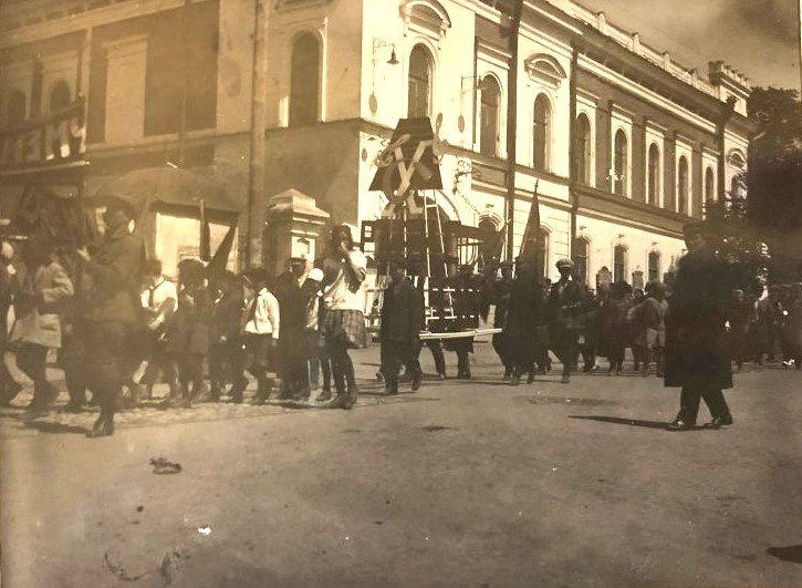 Первомайская демонстрация в Казани. 1920-е гг. Фотография из фондов Музея-заповедника «Остров-град Свияжск»