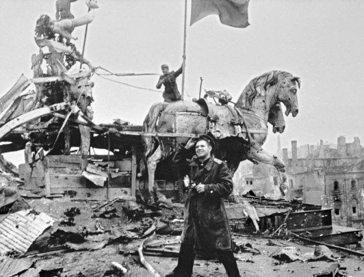 Красное знамя на квадриге Бранденбургских ворот в поверженном Берлине.