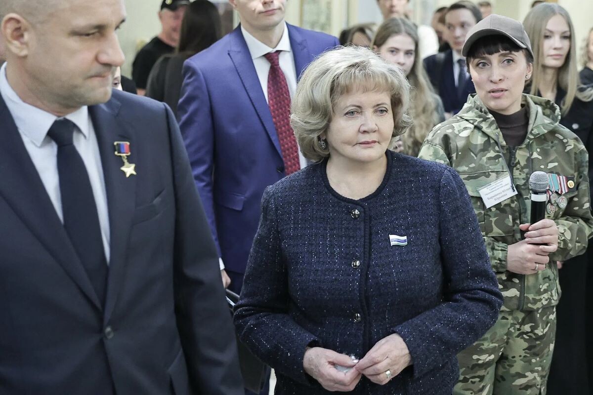 Экскурсию по осенней выставке Людмила Бабушкина провела для полпреда президента Артема Жоги.  Фото: Фото предоставлено управлением информполитики заксобрания