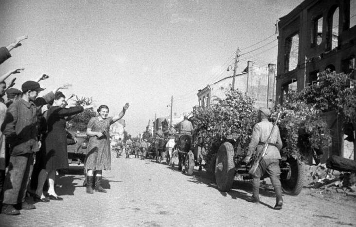 Жители города Белостока приветствуют советских воинов-освободителей. 27 июля 1944 года. Фото Петра Бронштейна / РИА Новости