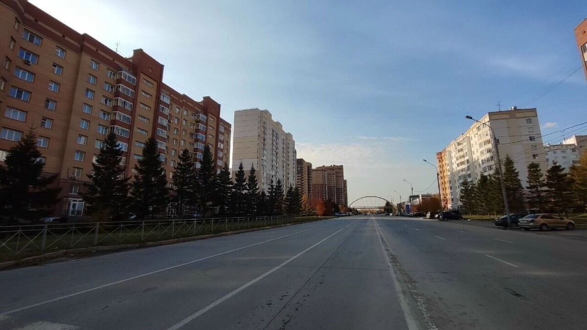    Внутри новых кварталов проложены широкие дороги, но выезд из микрорайона происходит сквозь «бутылчное горлышко»   atas.info