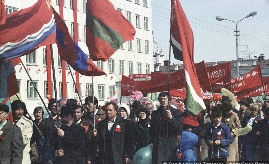 Майские традиции: весна, природа и праздник труда в России