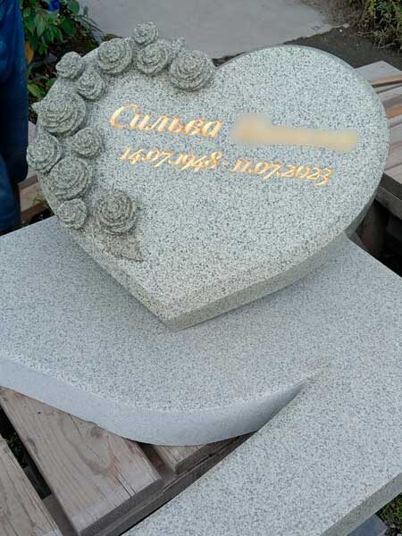 Памятник сердце с розами