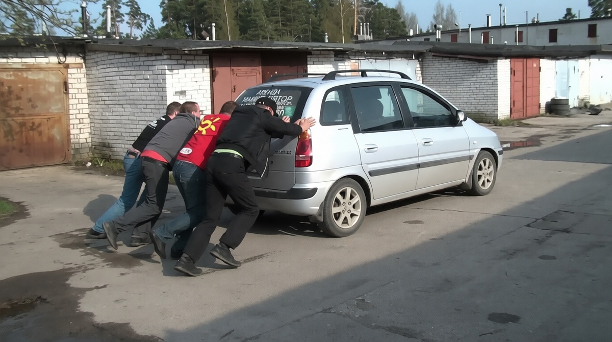 Заводят машину с толкача