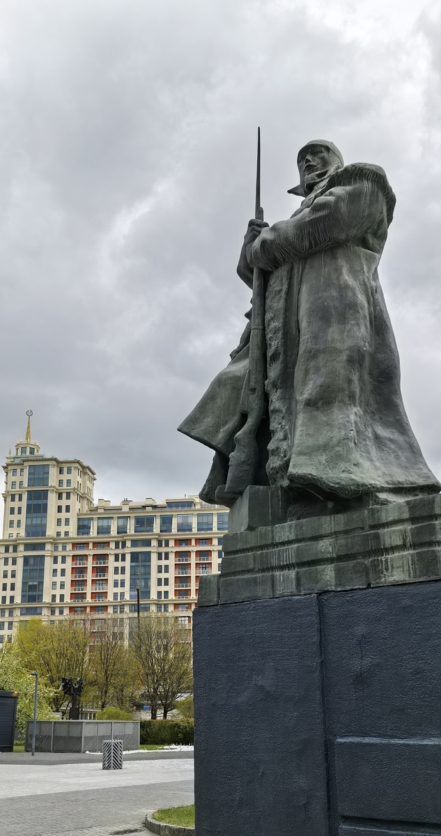 Л.В. Шервуд. Часовой. 1933, бронза
