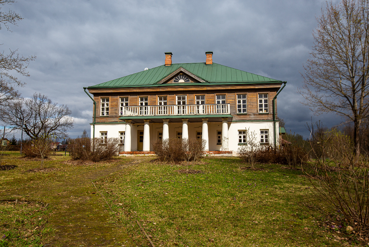 Усадьба Домотканово. Главный дом. Деревня Красная Новь, Калининский муниципальный округ, Тверская область. Фото автора статьи 