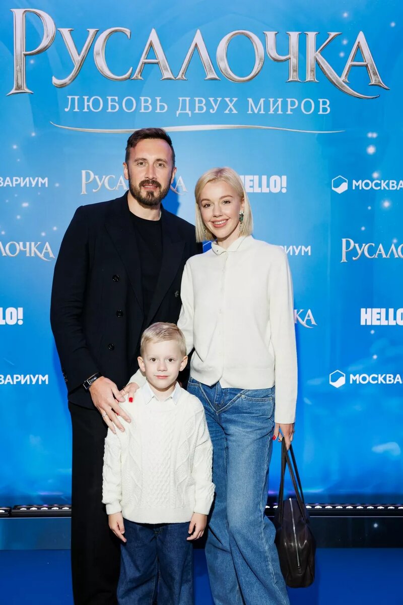 Юлианна Караулова и Андрей Черный с сыном Александром📷
