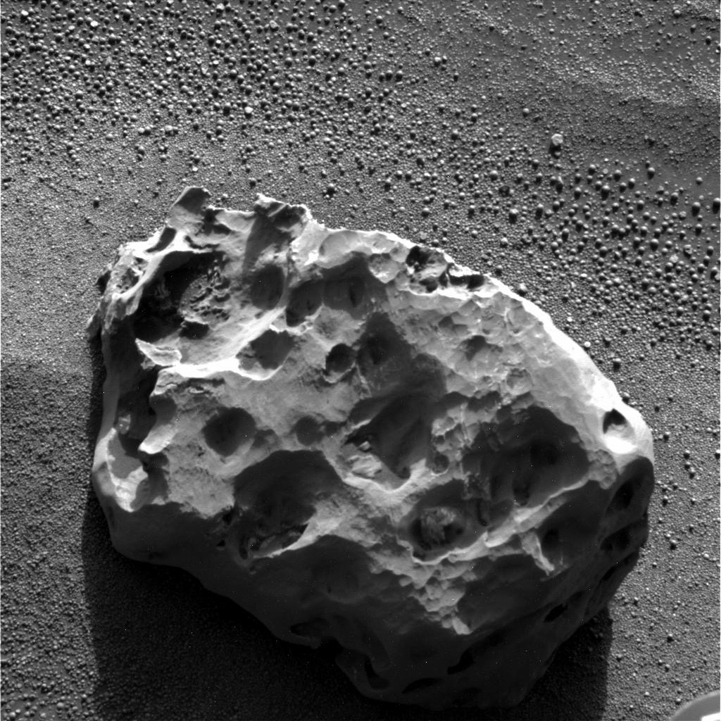Железный метеорит Heat Shield Rock, 20х30 см. Марс. Снимок марсохода Opportunity 2005 г.Фото: взято из en.wikipedia.org