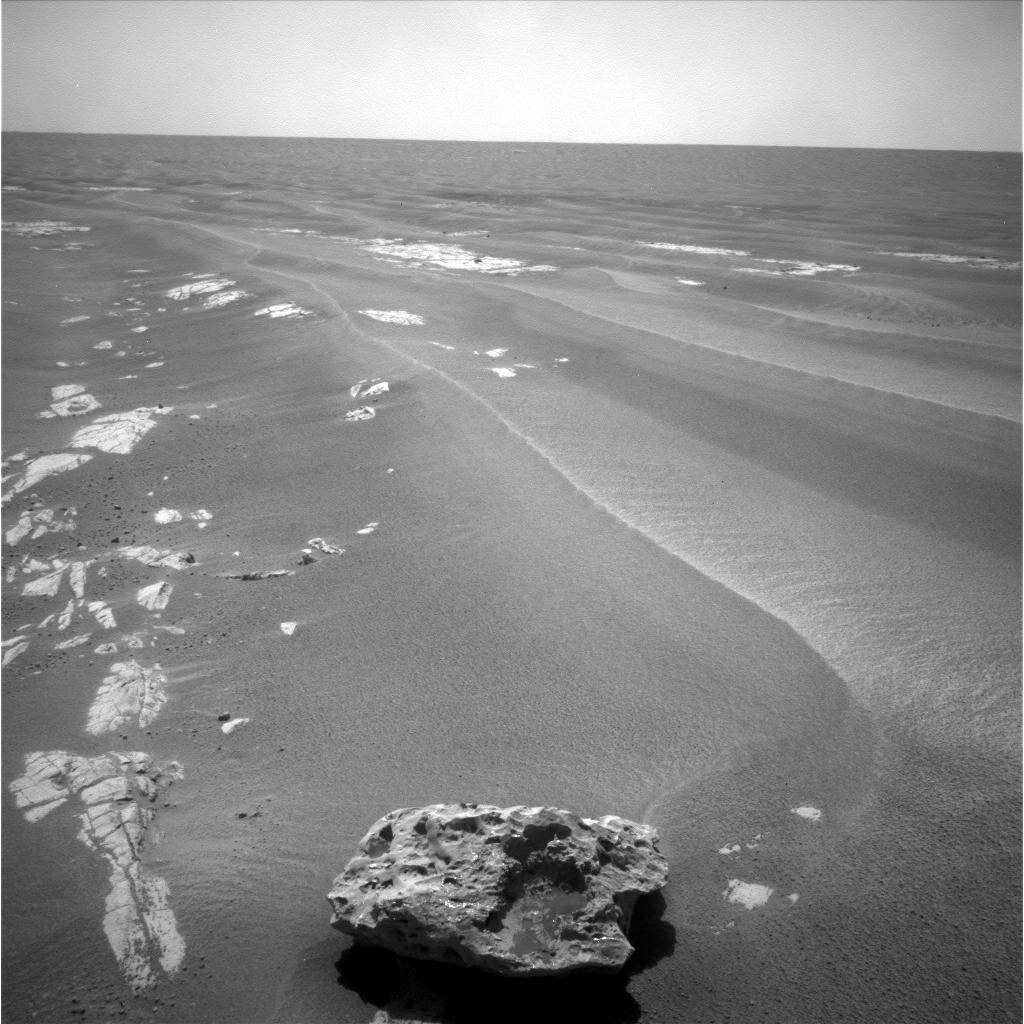 Железный метеорит Blok Island, 60 см в поперечнике. Марс, снимок марсохода Opportunity 2009 г. Фото: взято из en.wikipedia.org