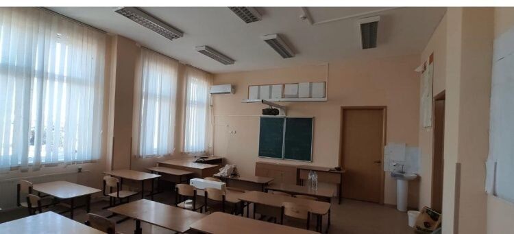 Вместо контрольной дети на уроке игрались с лезвием: дело дошло до скорой