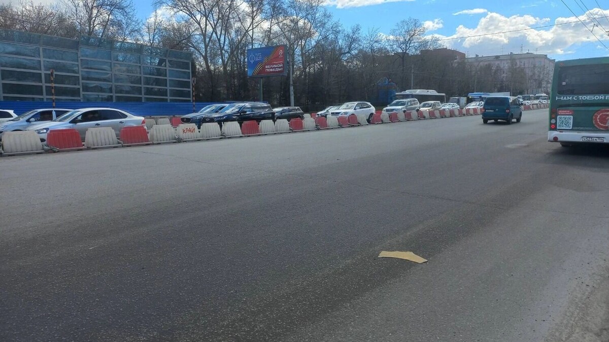    В день пробной поездки на одной части дороги начали разбирать старые рельсы, на другой - укладывать асфальт   atas.info