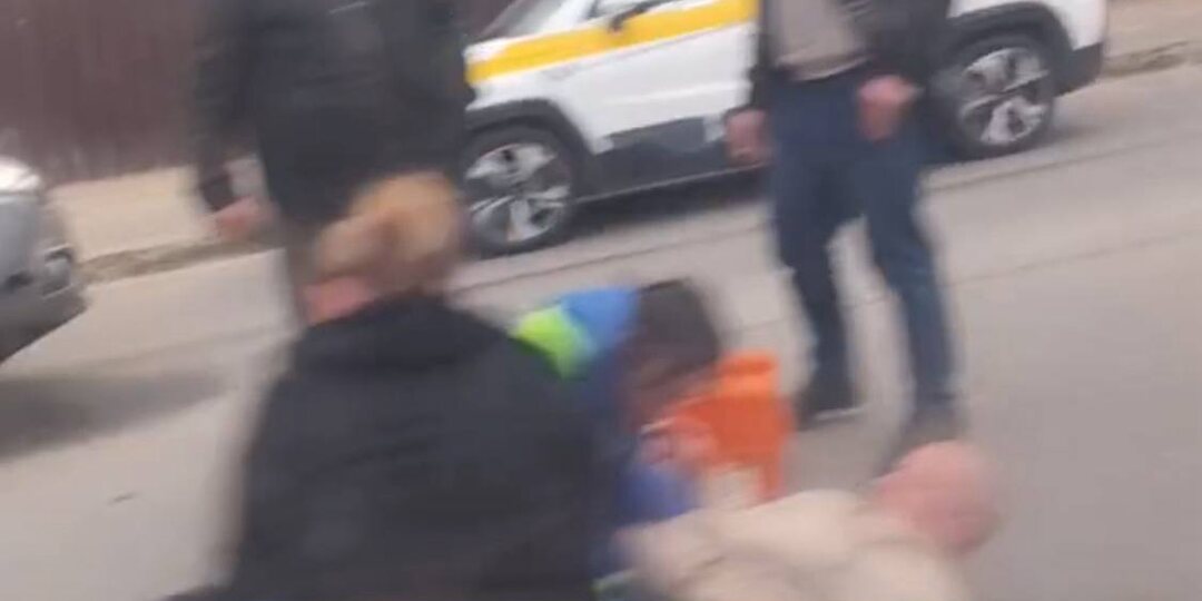 На улице ленинского комсомола сбили курьера Яндекс доставки