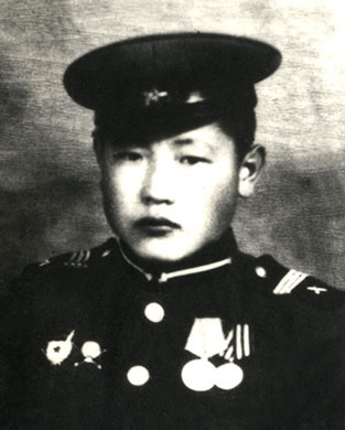 Гвардии ефрейтор артиллерии Виктор Кан, июль 1945. Источник: https://arirang.ru