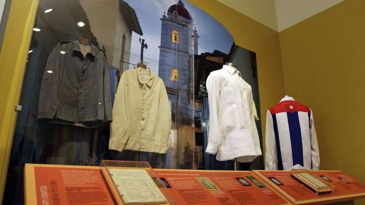 Стенд, посвященный истории рубашки гуаябера на выставке в музее истории в Майами.