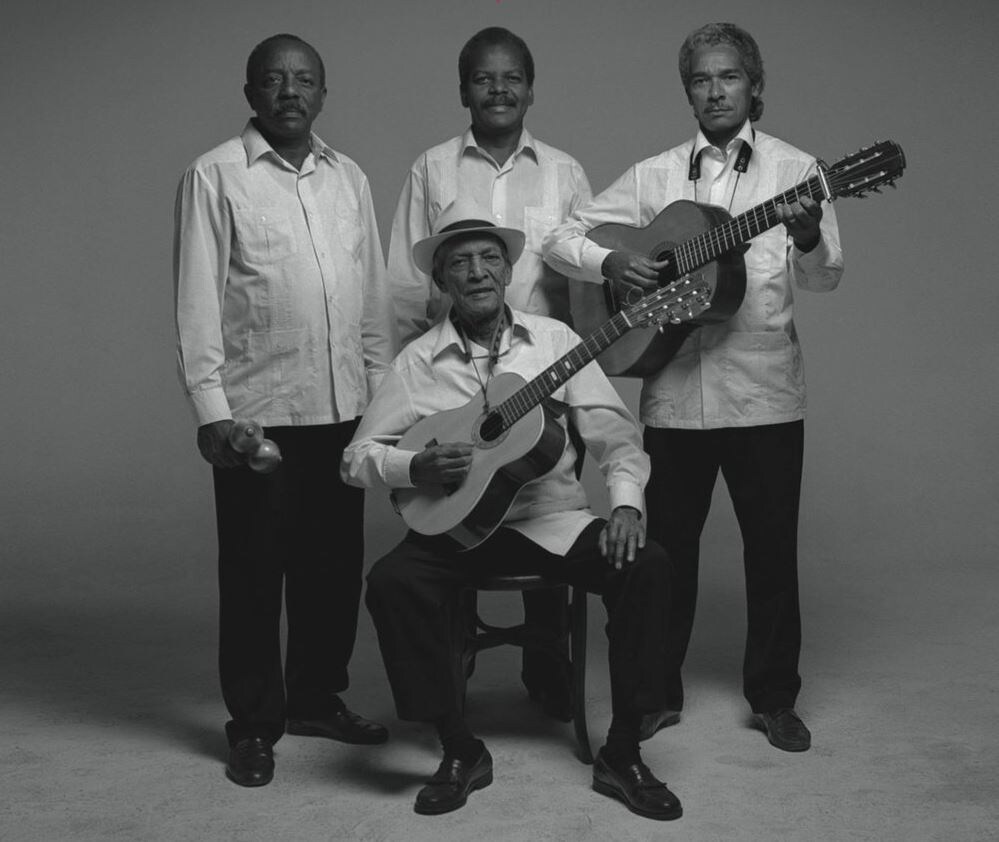 Легендарный кубинский певец и автор песен, участник проекта Buena Vista Social Club - Компай Сегундо со своими музыкантами. Все в рубашках гуаябера.