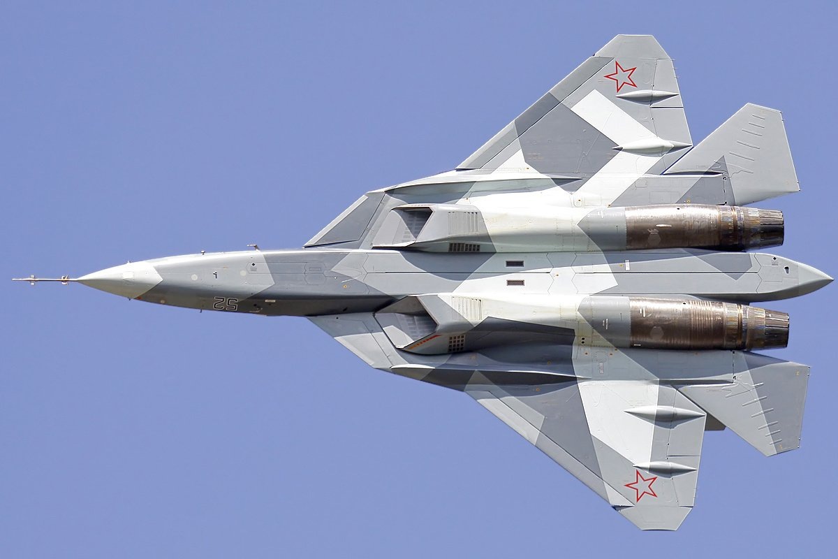    Малозаметный многоцелевой истребитель Су-57 (Т-50 по заводской классификации) обладает сверхвысокой стреловидностью крыла >40 градусов.