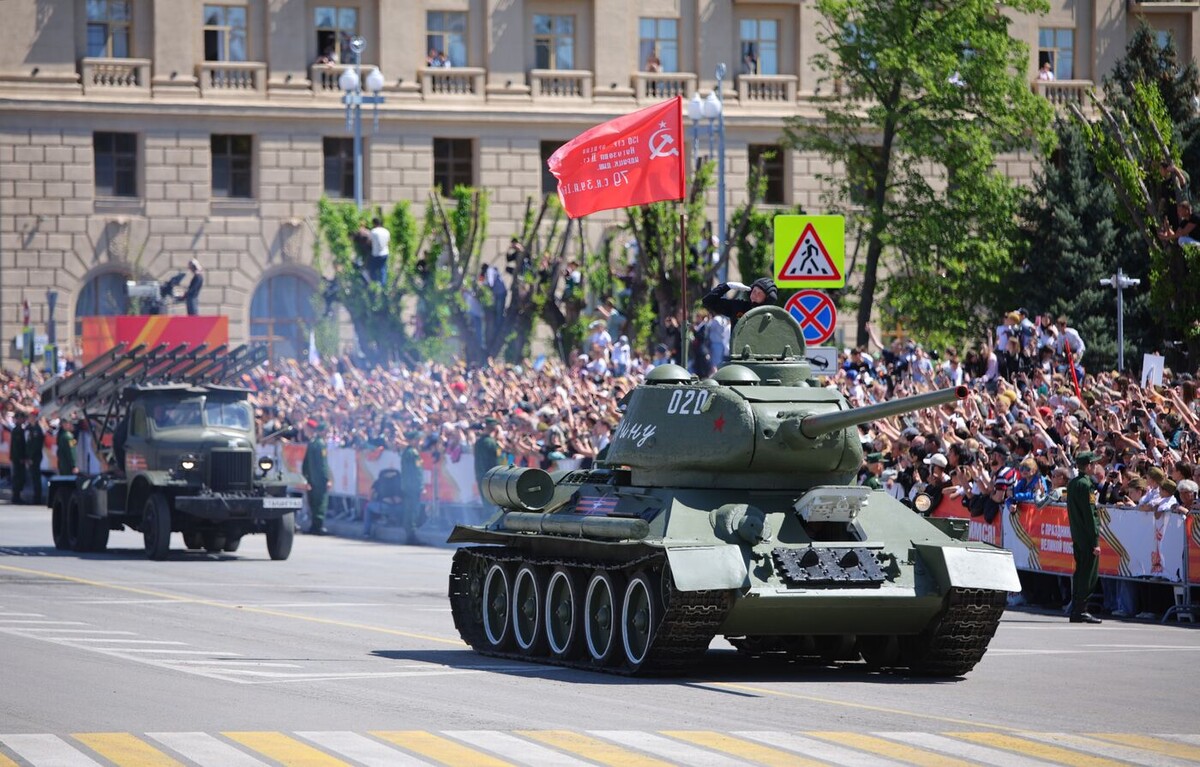 Звуки марша, чеканный шаг и легендарные Т-34 — атмосфера, от которой мурашки по коже