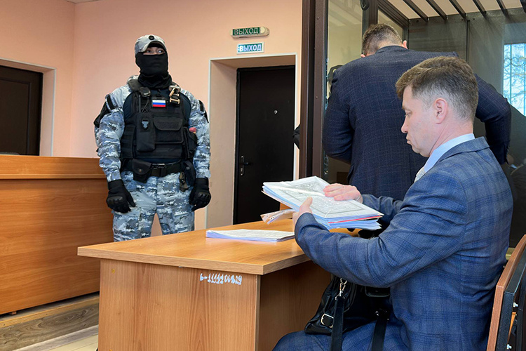    Взяли слово и защитники: «Рано или поздно СВО закончится, ребята придут и спросят у нас: «А что вы делали тут, в тылу, для нашей победы?» Я знаю, что делал — защищал человека, который помогал участникам СВО. Поэтому суду надо дать возможность подзащитному оказывать и дальше эту помощь. А как он это будет делать из СИЗО?»