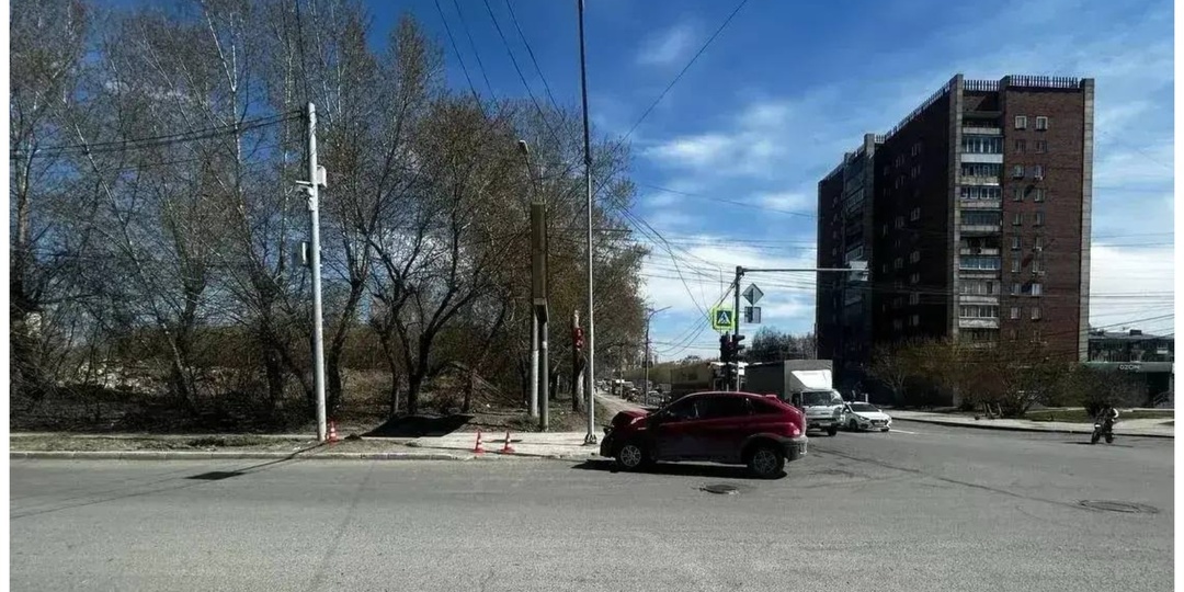 Пьяный водитель сбил двух пешеходов на тротуаре в Новосибирске