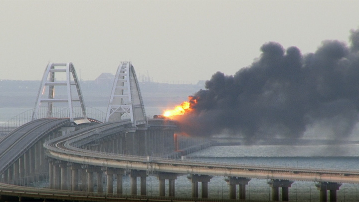    Два пролёта автомобильной части моста обрушились, полотно сильно повреждено. Взрыв грузовика (8 октября 2022 года). Фото соцсети