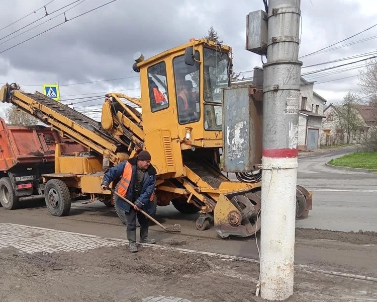     В Курске 72 машины и 69 рабочих наводят порядок на улицах