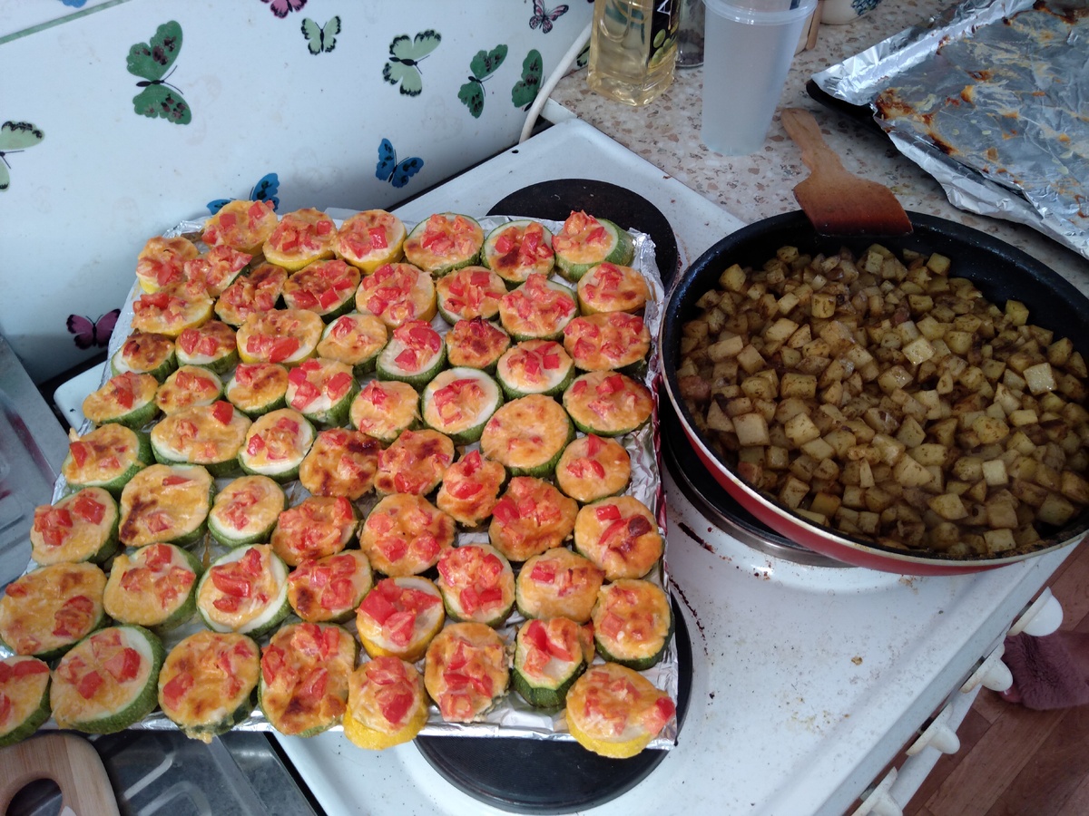 Кабачки с сыром, чесноком и помидоркой. А рядом картошечка. Простой ужин, но почему-то именно такие и запоминаются.