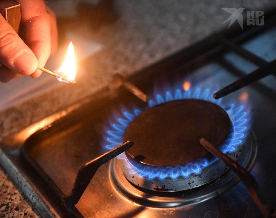    Специалисты-газовщики проводят осмотр газопровода внутри квартир, а также газовых приборов: плит и бойлеров. Владимир ВЕЛЕНГУРИН