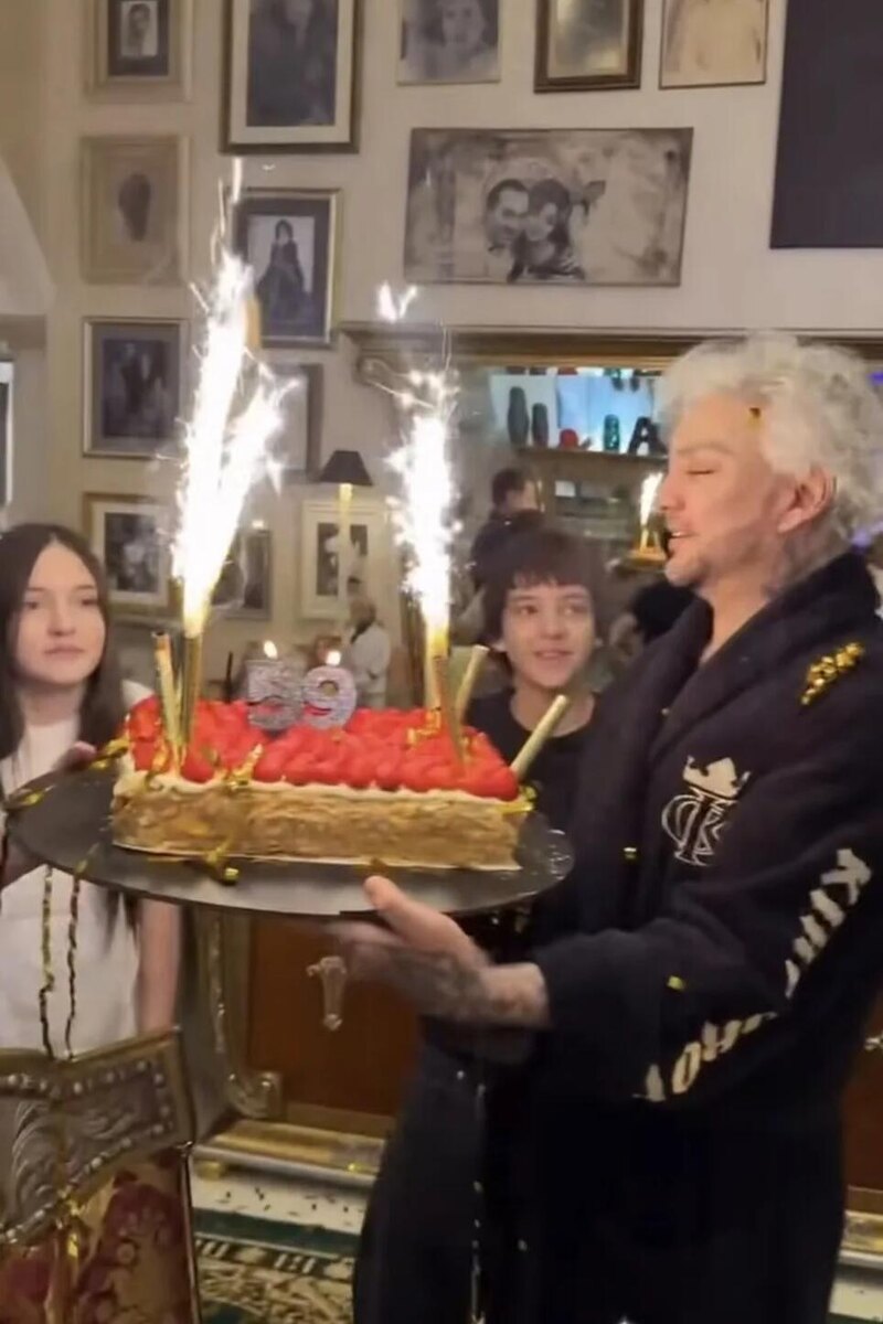    Филипп Киркоров с детьми Кадр из видео