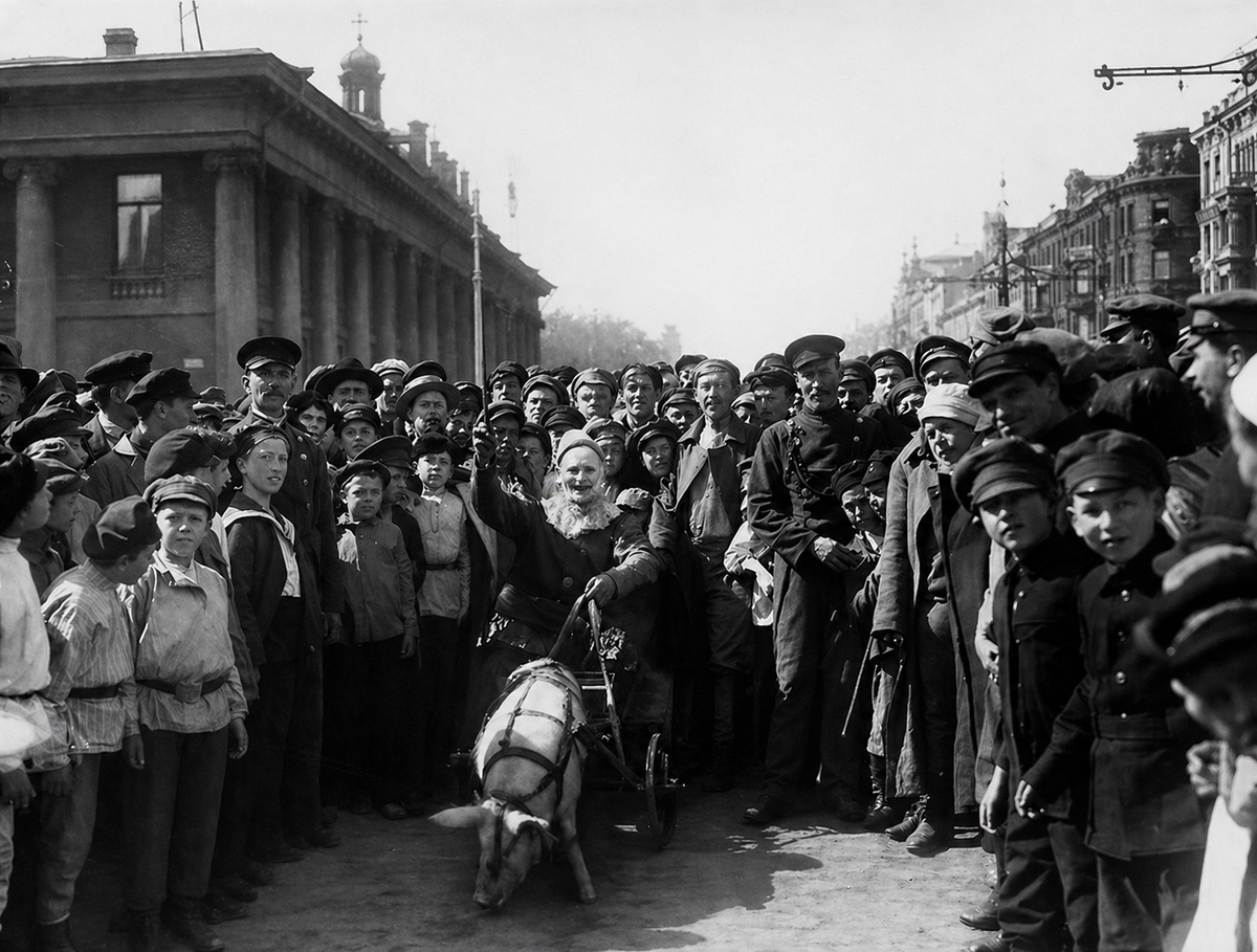 1921 год, Петроград. Клоун с запряженной в повозку дрессированной свиньей на Аничковом мосту