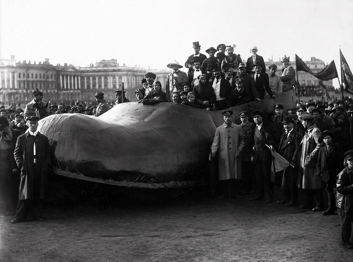 1923 год, Петроград. Работники завода «Красный треугольник» переоборудовали свой агитационный автомобиль в огромную калошу