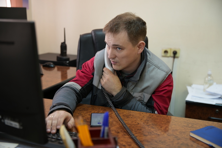 Начальник службы оперативного производства завода ГБЖ должен быть на связи: телефоны почти не замолкают. Фото: Александр Белашов / «Медиацентр»
