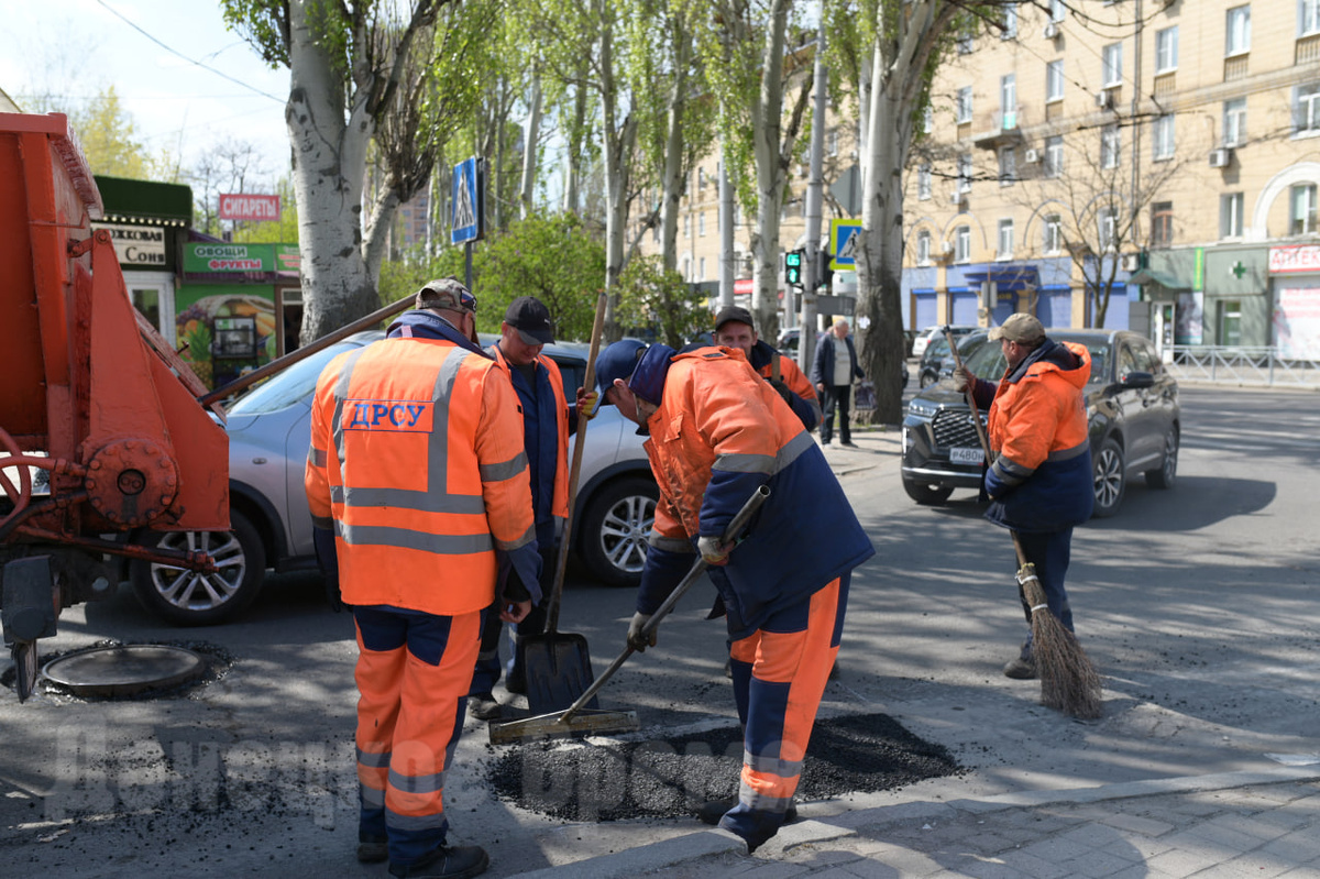 Работники коммунальных служб приводят Донецк в порядок к майским праздникам/ Фото: Светлана Кисилева 