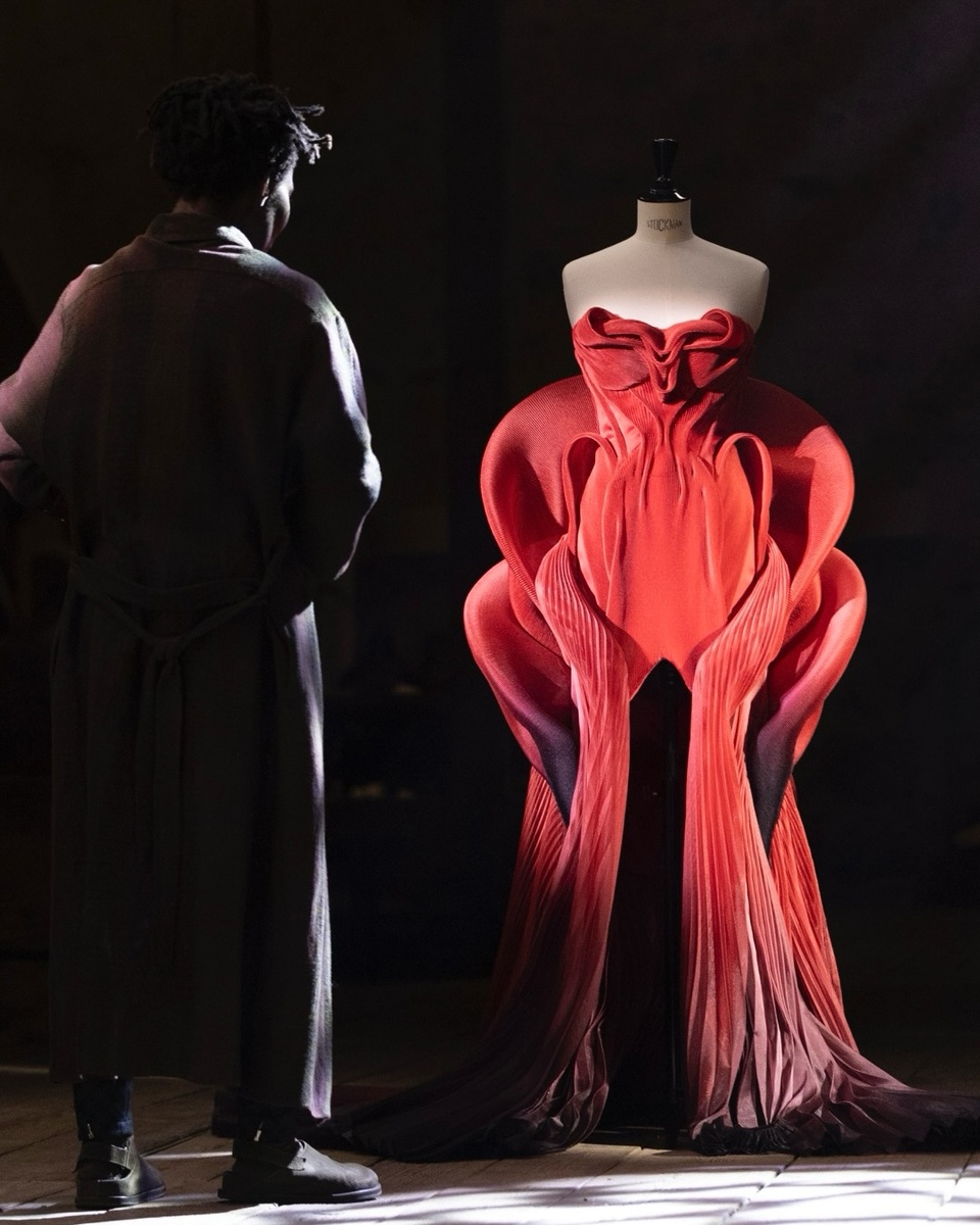Финальное платье от Iris Van Herpen