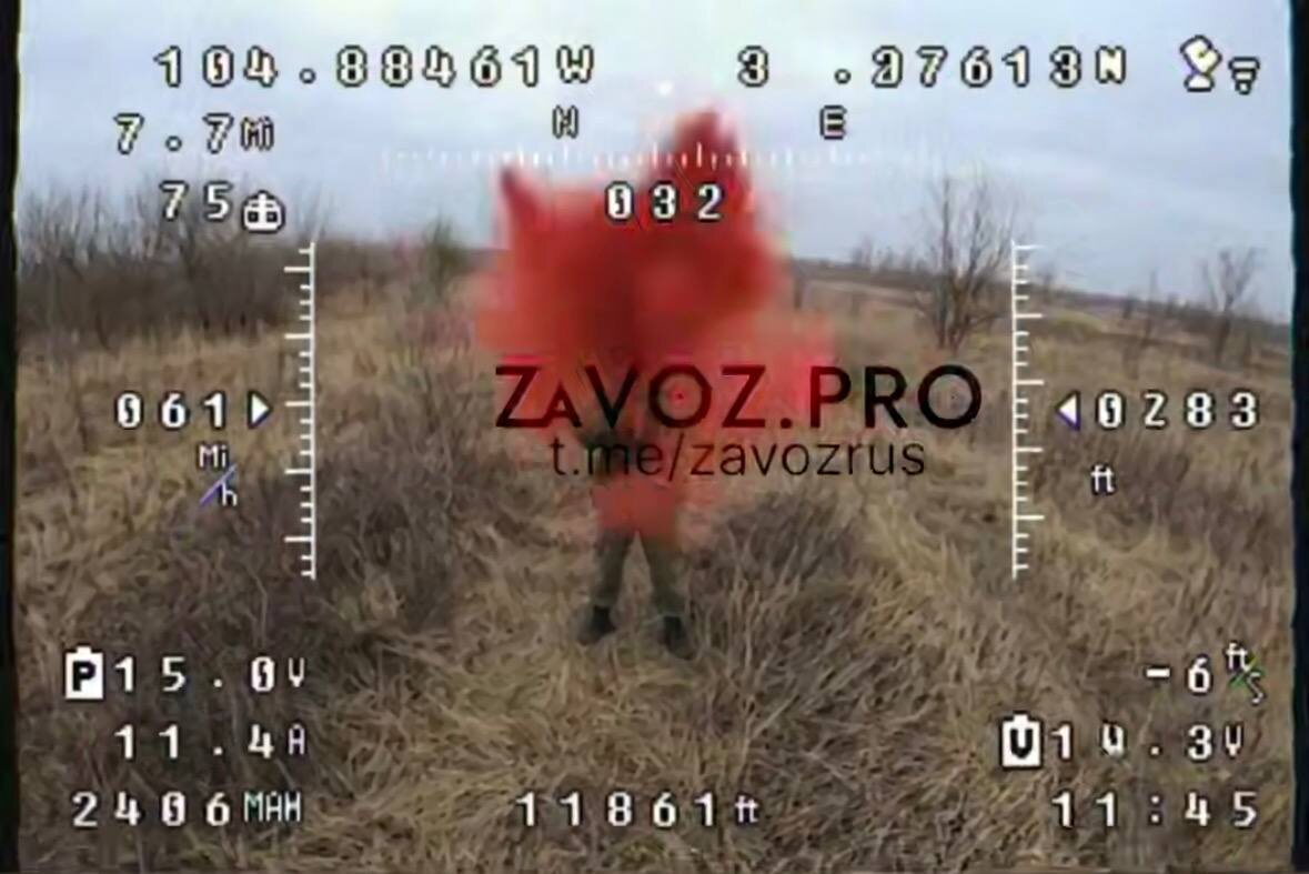 Военнослужащий использует специальную краску, чтобы ослепить дрон