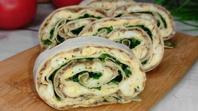 Рулет из лаваша с сайрой и яйцом: слоеная закуска, которая выручает перед гостями