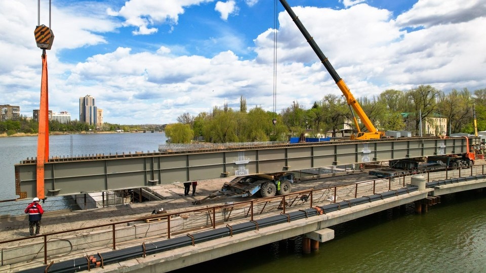    На мосту на проспекте Ильича в Донецке установили первый блок нового полотна. Фото: «Мостовик»
