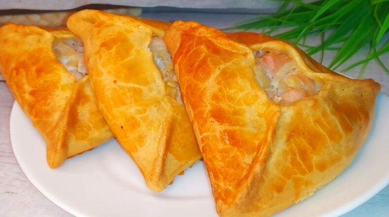 Курники с курицей и картофелем на сметанном тесте: порционные пироги с душой