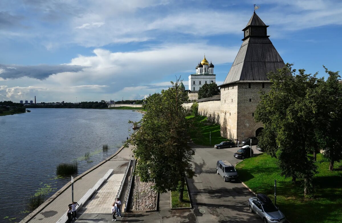     Псковский кремль и Троицкий собор на берегу реки Великая в Пскове. © РИА Новости. Алексей Даничев