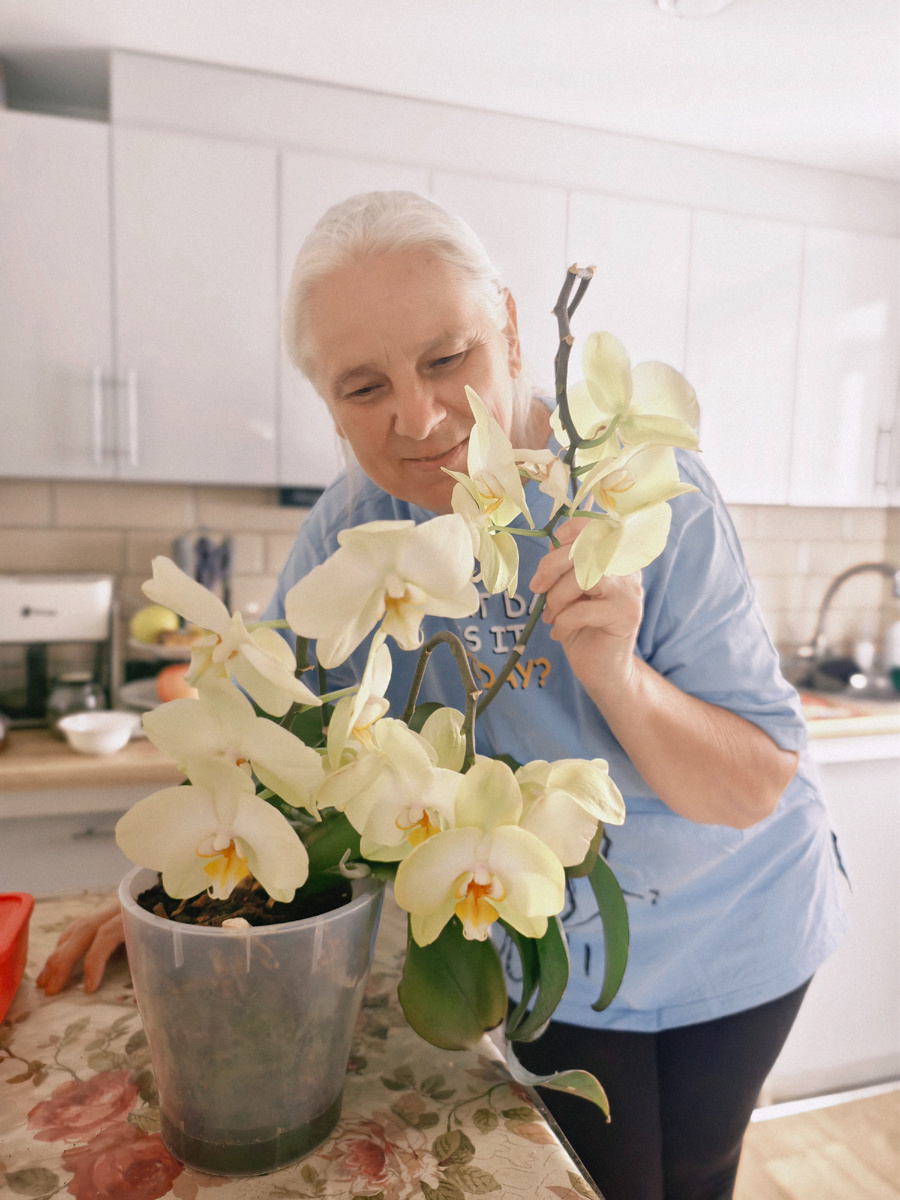 Галина с моей орхидеей