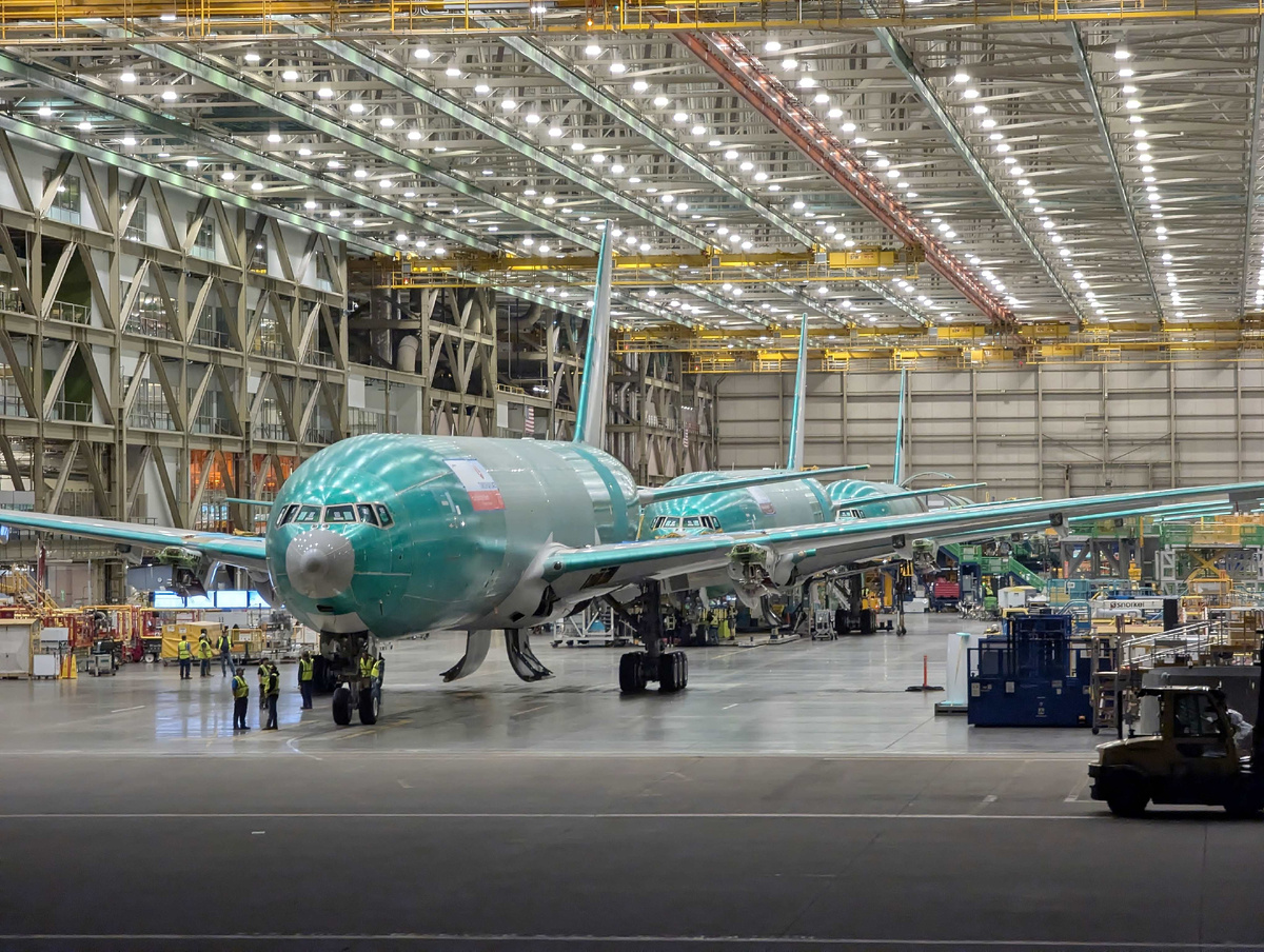 Строительство авиалайнеров Boeing 777X на заводе в Эверете, США. Изображение: SounderBruce, CC BY-SA 4.0, commons.wikimedia.org