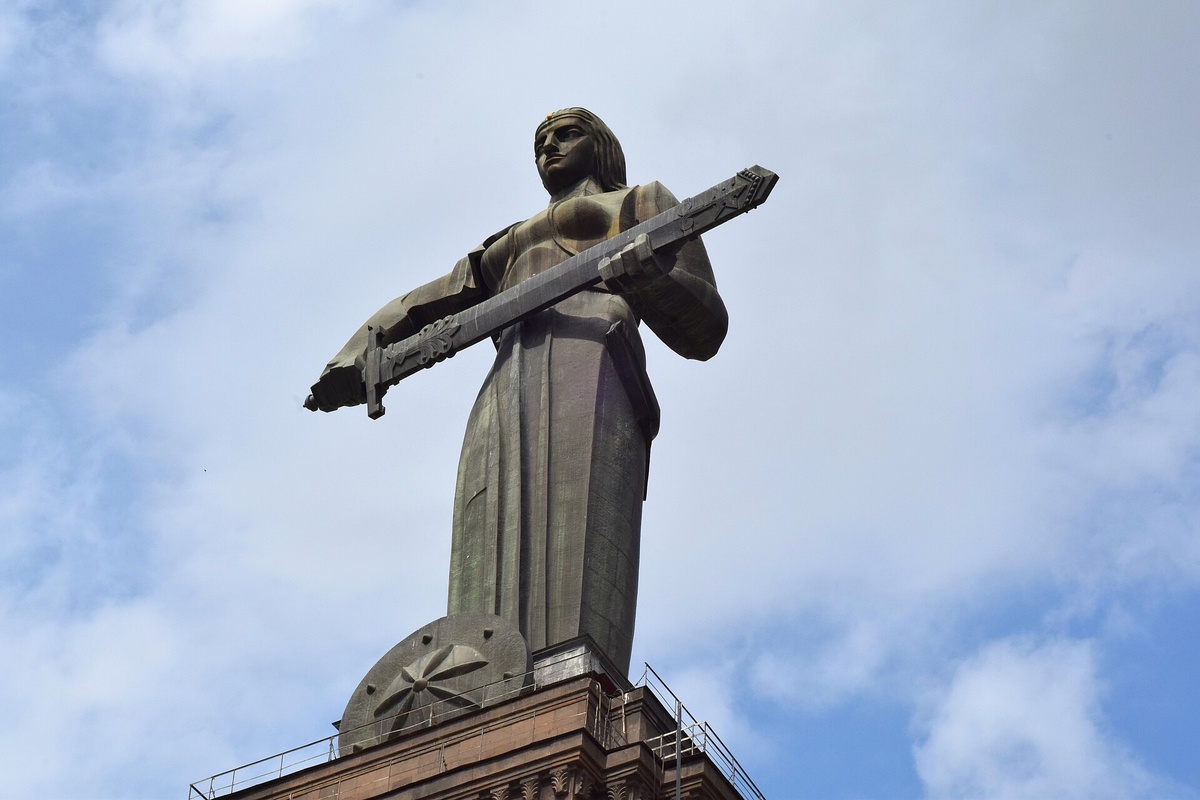 Монумент Мать Армения. Ереван Фото https://ru.wikipedia.org/