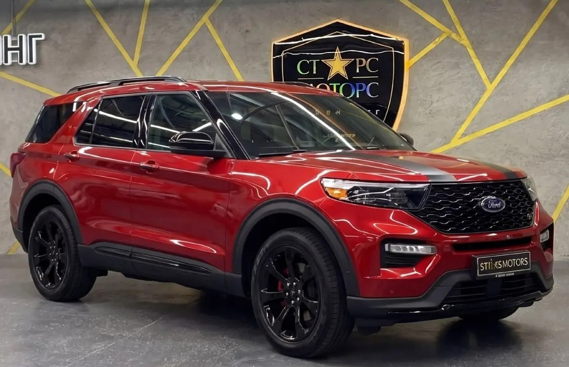 Крышка капота Ford оклеена широкими черными полоами