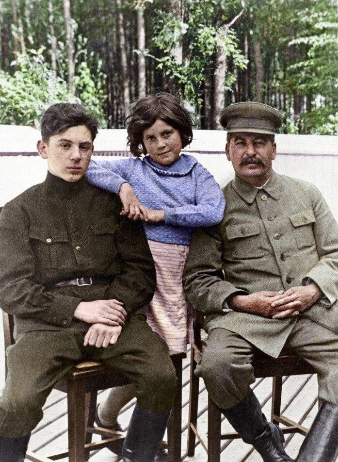 Фото Иосифа Сталина с сыном Василием и дочерью Светланой