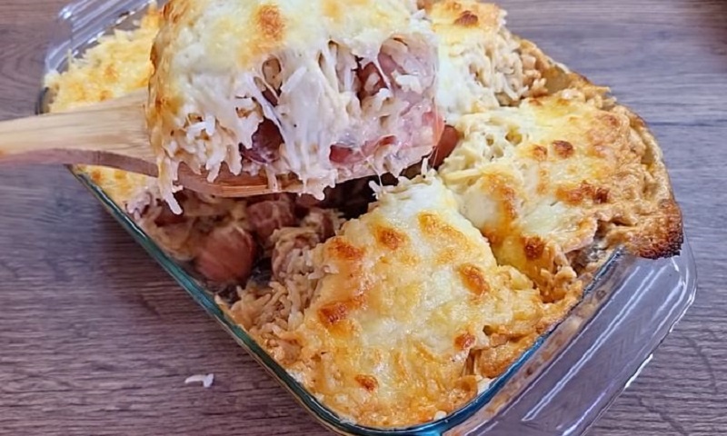 Аппетитный ужин из сосисок: сливочная запеканка с рисом, грибами и сыром