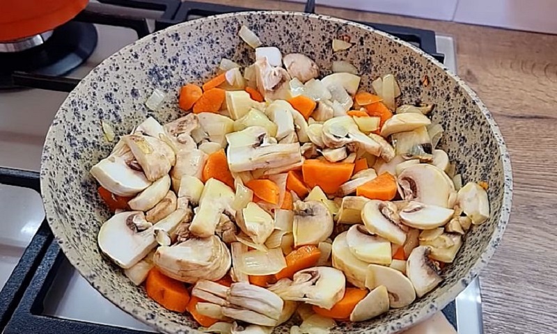 Аппетитный ужин из сосисок: сливочная запеканка с рисом, грибами и сыром