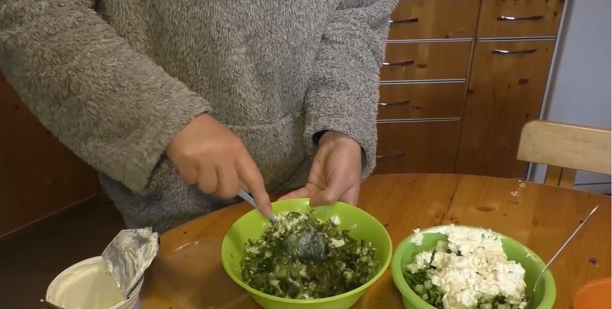 Из медуницы получаются вкусные салаты. Особенно хороша она с брынзой.
