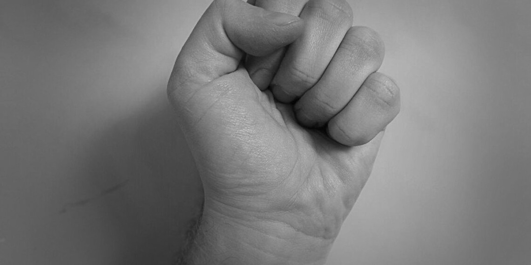 В Новосибирске мужчину обвинили в истязании сожительницы и её смерти