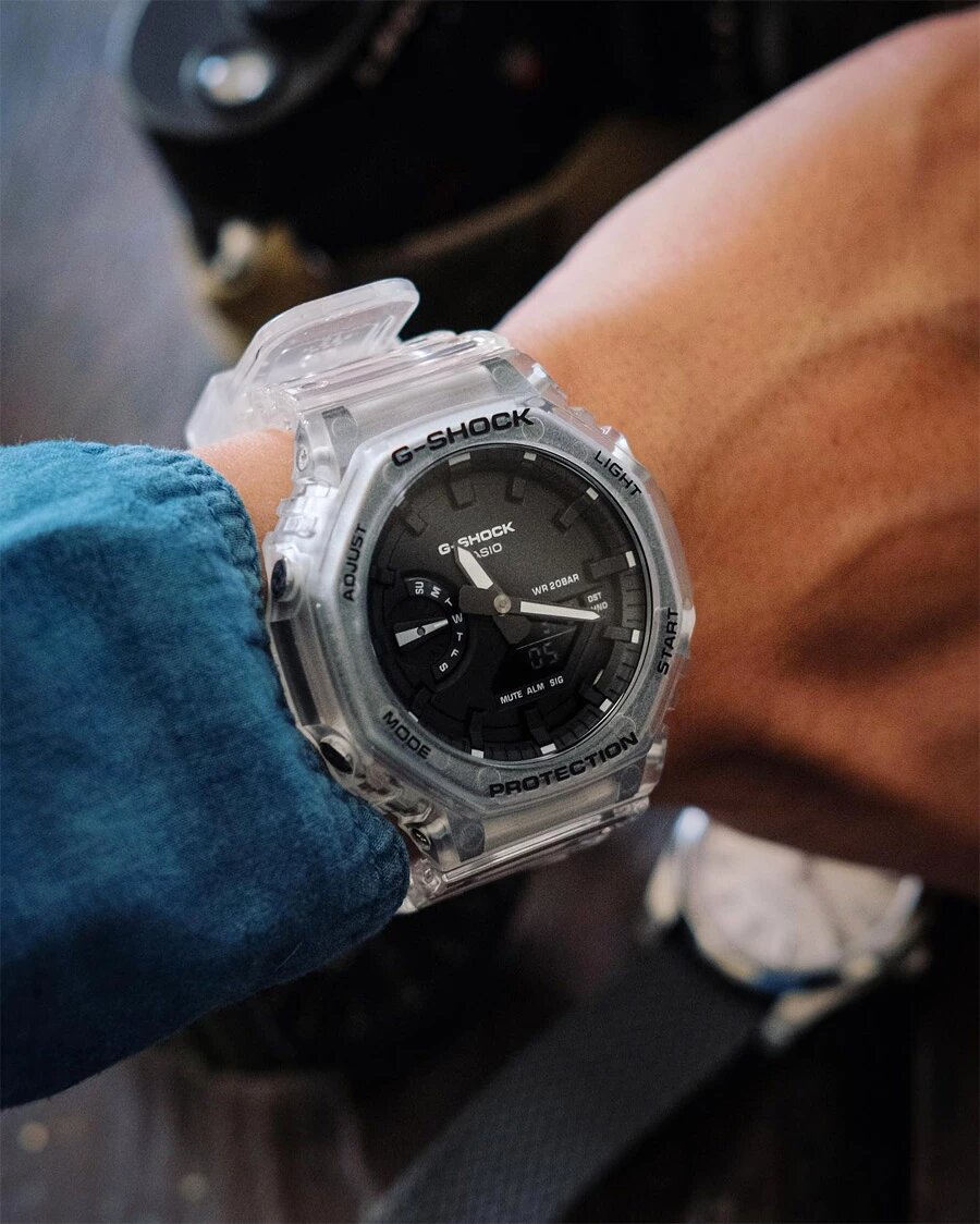 В часах G-Shock GA-2100SKE-7A полупрозрачный не только корпус, но и полимерный ремешок