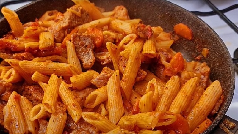 Готовим пасту на сковороде: быстрый ужин из простых продуктов