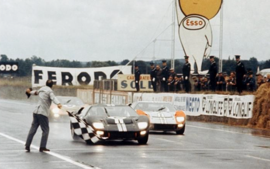 Ford GT40 пересекает финиш в Ле‑Мане — 1966 год, первая из четырёх побед подряд